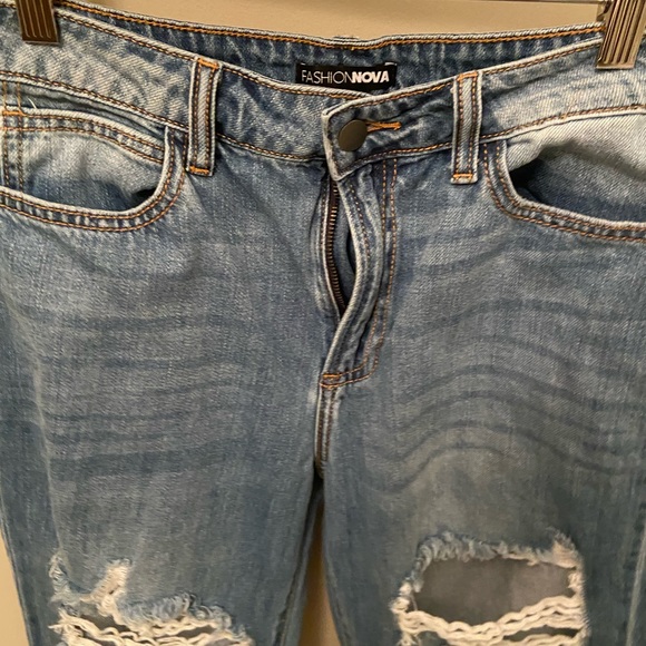 Fashionova Distressed Boyfriend Jeans. Light wash, size 5(27/28). NWOT. - Picture 4 of 5